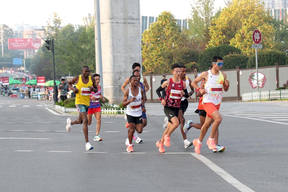 2023“广安红马”燃情开跑 1.5万余名选手参加
