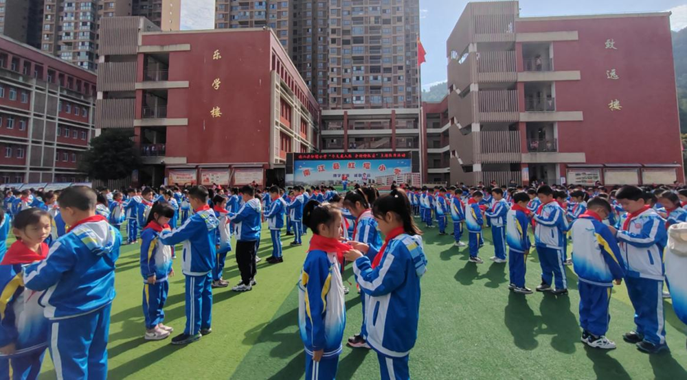 南江县红塔小学举行“今天我入队  争做好队员”主题队日活动