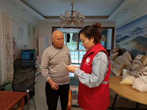 仁寿县怀仁街道网格员上门入户 为老人办理养老年审