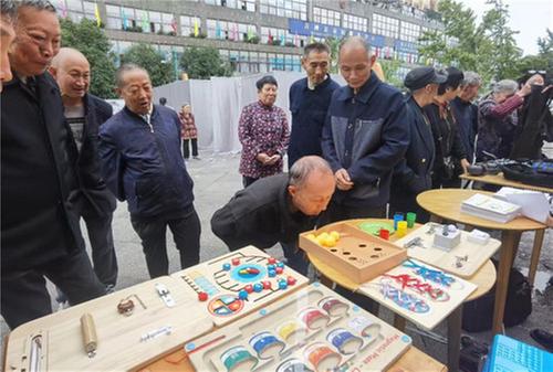 青神县老年认知障碍友好单位授牌仪式暨认知关爱主题展活动在青衣社区举行