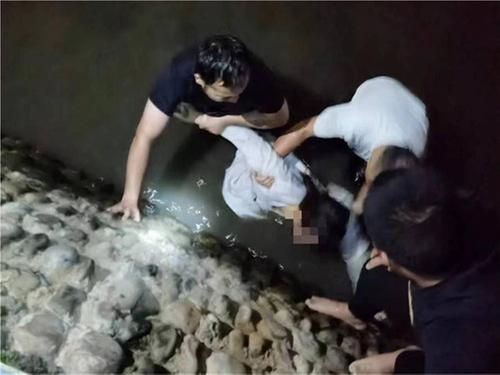 岳池县：网恋酒驾跳河 民辅警紧急施救