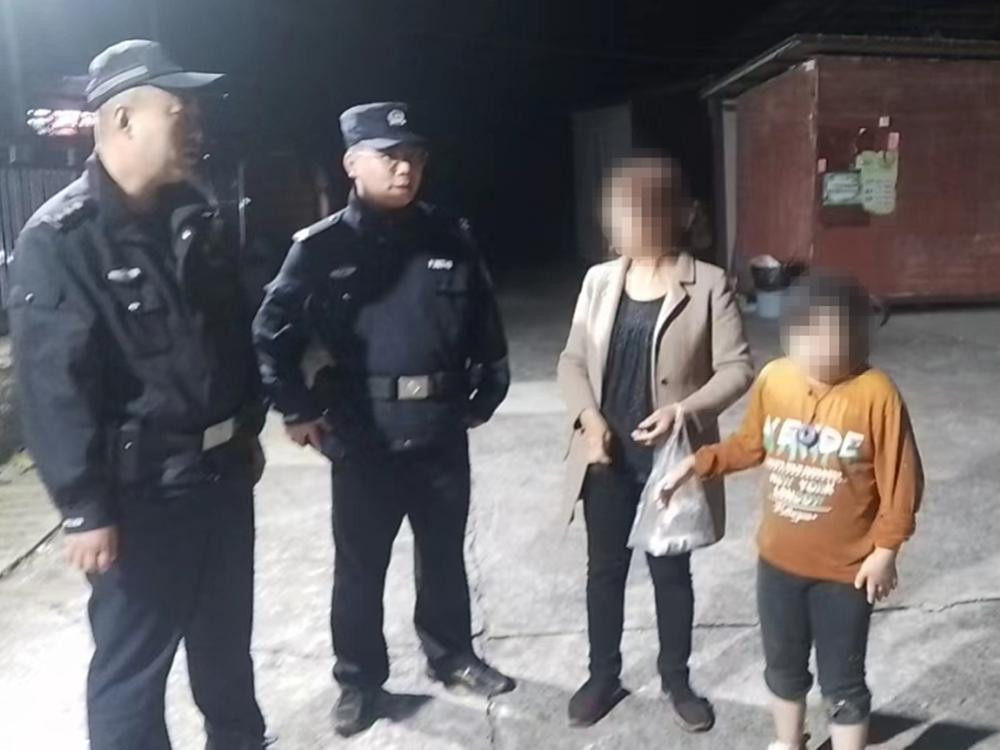 岳池县：艰辛寻找5小时 成功找到走失女孩