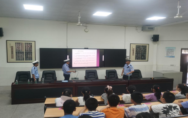 护安镇关工委“五老”组织开展交通安全进校园宣讲活动