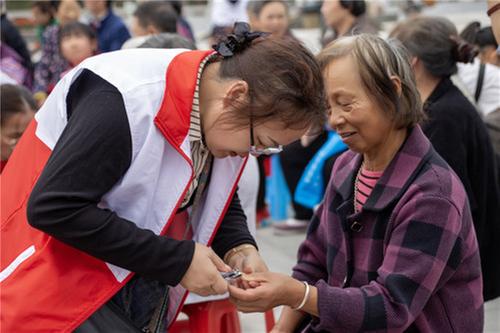 岳池县九龙街道五里牌社区开展“爱满重阳节 情暖老人心”主题活动