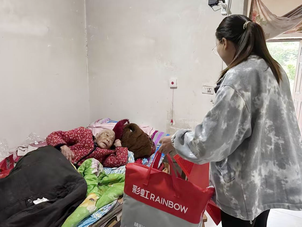 广安经开区枣山街道开展慰问困难老人活动