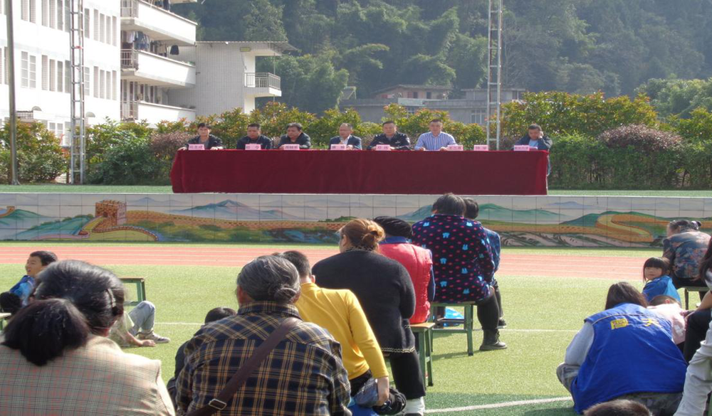 南江县坪河镇九义校召开家长会