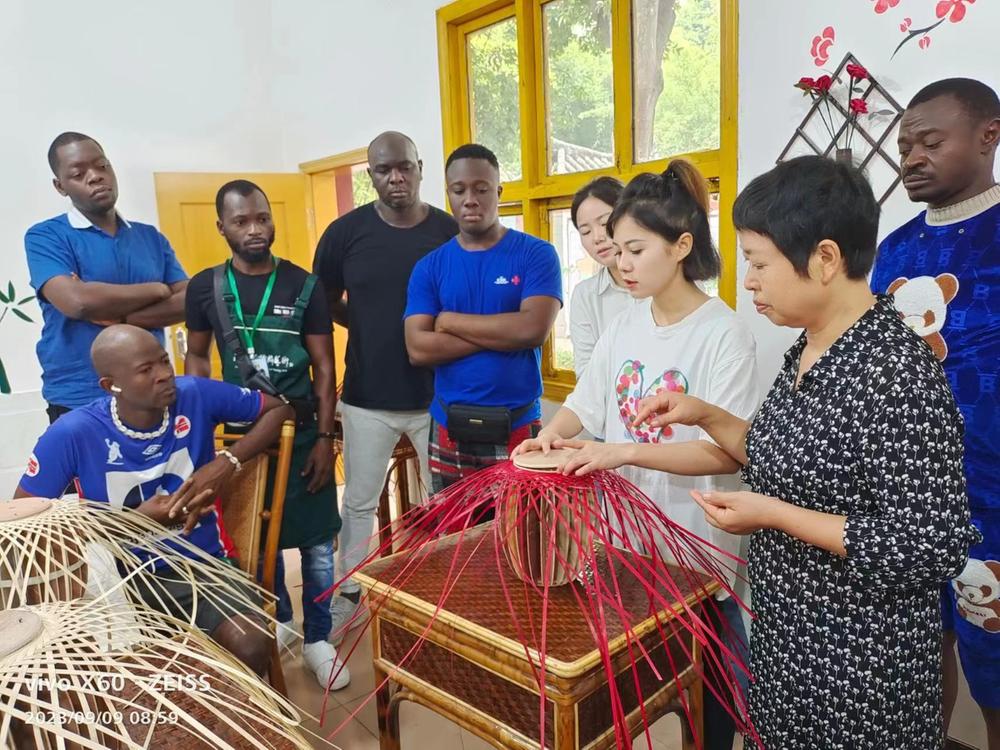 青神县：90后“守”艺人接力竹编艺术传承