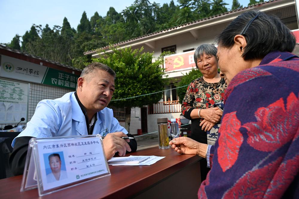 东兴区科协开展“改善人居环境，服务百姓健康”义诊活动