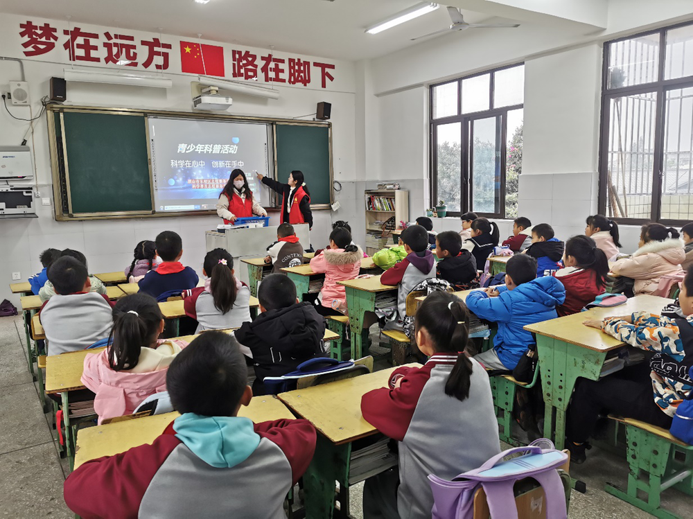 “科学在心中，创新在手中”科普活动在东坡区修文镇中心小学开展