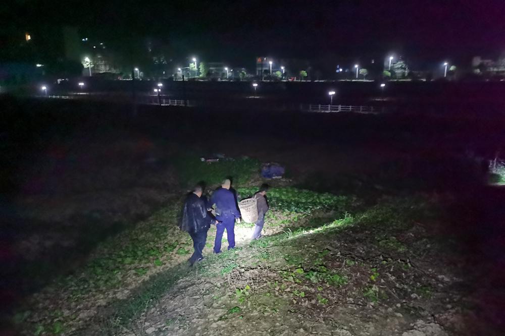 华蓥市：男子深山挖折耳根迷路 警民暖心救助