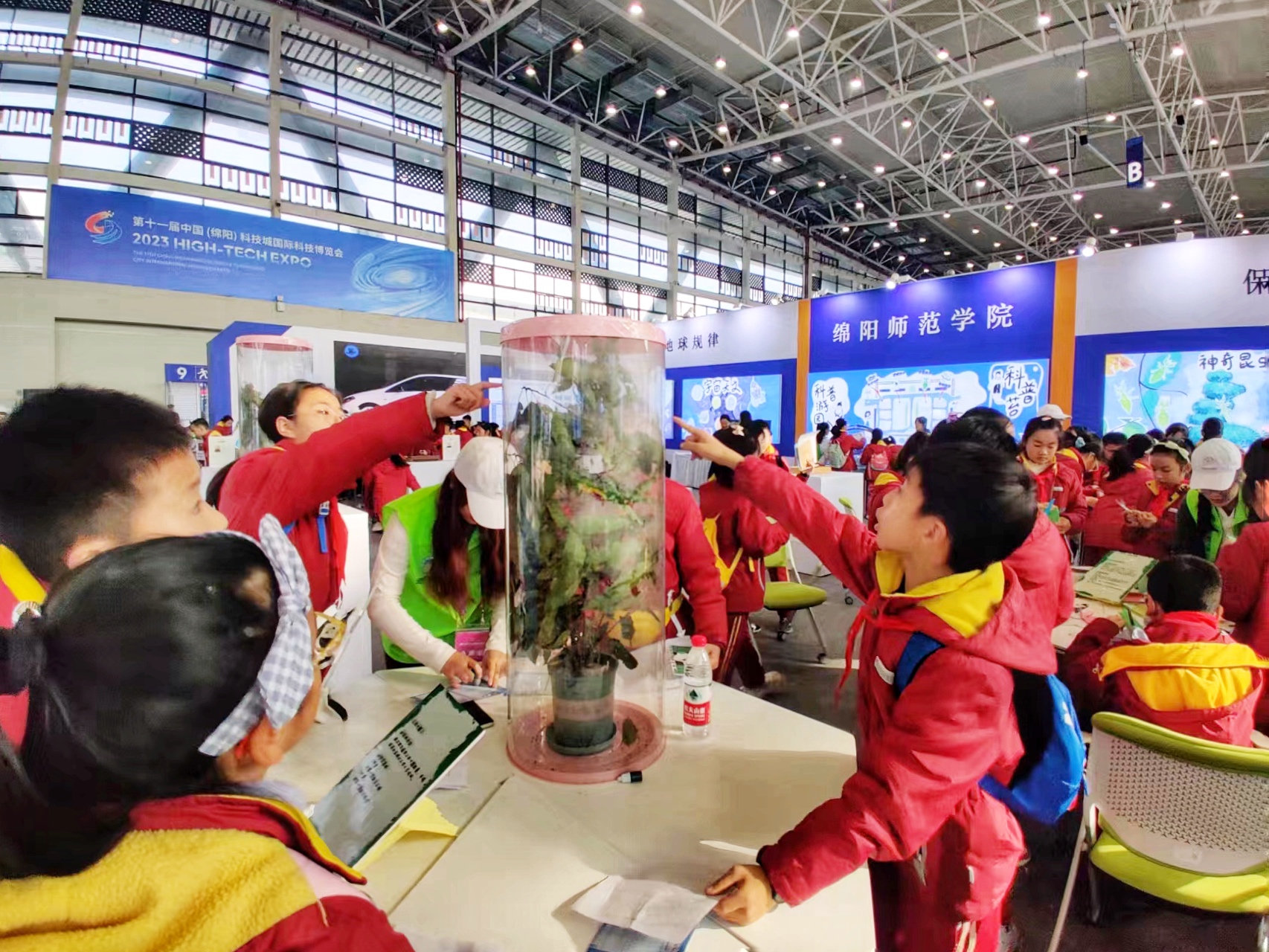 照亮青少年科技梦——首届川渝科普大会科普展举行