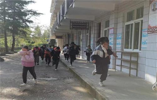 巴州区店子小学开展消防应急疏散暨灭火操作演练活动 