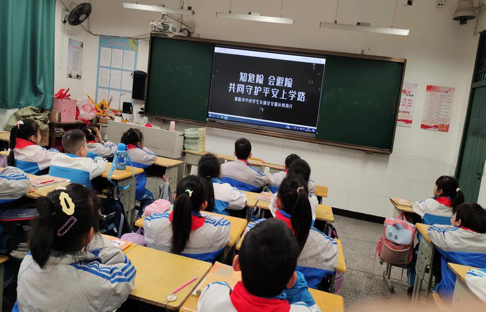 巴州区第十一小学校开展“知危险 会避险”交通安全主题宣传教育活动