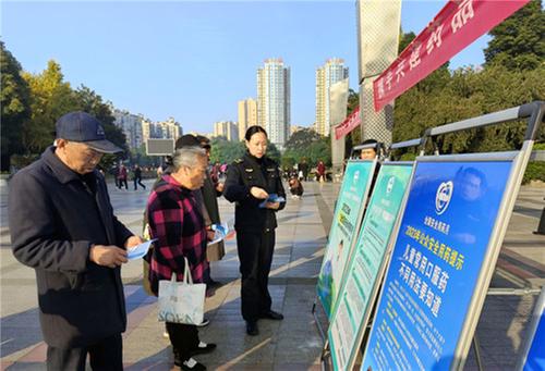 洪雅县积极开展“全国安全用药月”宣传活动