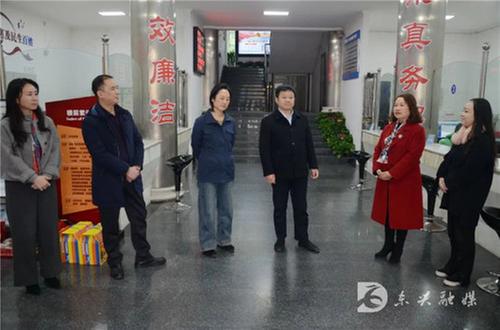 送祝福、鼓干劲、提信心！东兴区委书记康厚林率队走访慰问财税部门及驻区银行业金融机构