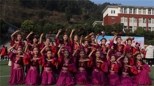 南江县下两镇青少年喜迎新年，共庆元旦