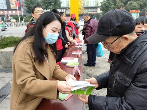武胜县科协开展“宪法宣传暨食品安全宣传进社区”活动