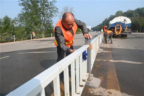 东兴区：“清杂去乱”美乡村