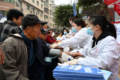 东兴区：乡村里的防“艾”宣传队