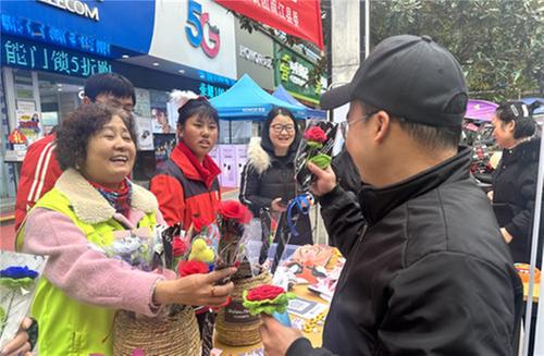 特教学生义卖 市民为爱赶集