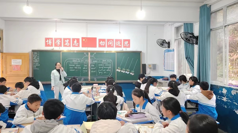 关路镇九义校开展中青年教师课堂展评活动