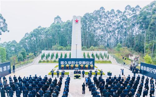 舍身前行守平安 青山含悲埋忠骨