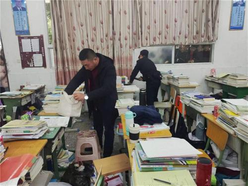 巴州区奇章中学开展清查管制刀具、易燃易爆物品专项行动