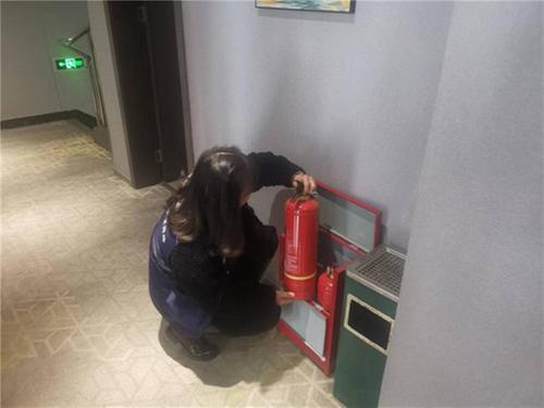 成都东部新区石板凳街道网格开展“敲门入户”行动 护冬季消防安全