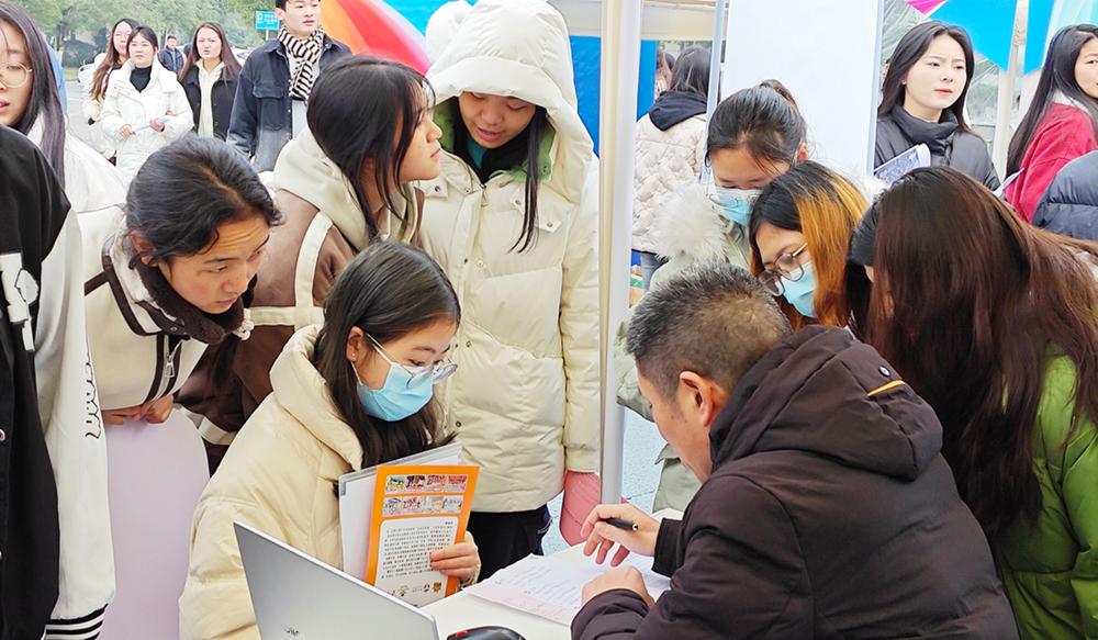 广安市开展2023大型综合招聘会暨广安职业技术学院2024届毕业生双选会