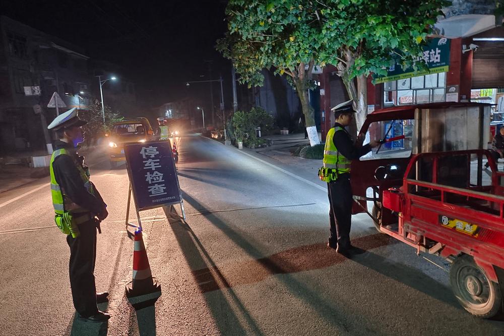 邻水县：夜查酒驾醉驾  不忘宣传教育