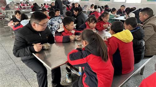 长赤镇桥梁小学开展庆元旦暨关爱留守儿童活动