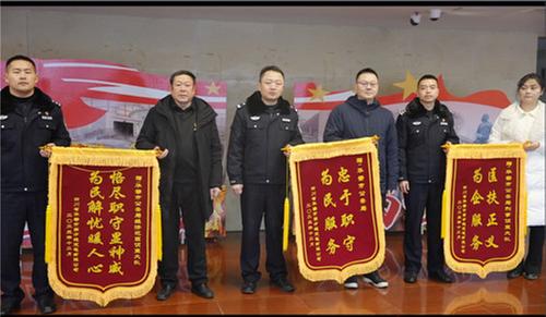 华蓥公安：助企挽损护发展 群众致谢送锦旗
