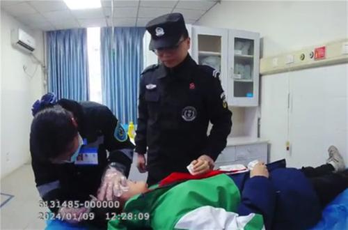 温暖送医，华蓥特警迅速救治摔伤小女孩