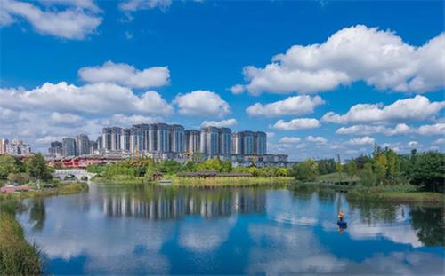 岁末年初话发展 碧水蓝天映东坡