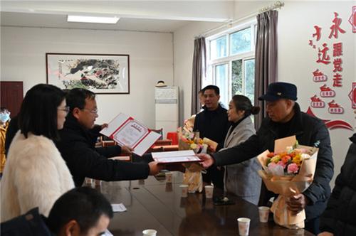 东兴区：退休干部持续助力乡村振兴