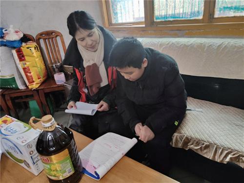 广安经开区枣山街道滴水岩社区开展困境儿童走访慰问活动