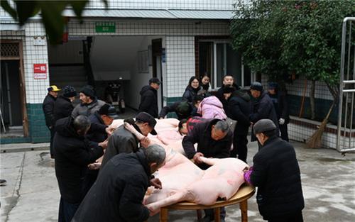 东兴区：情系敬老院 寒冬送温暖