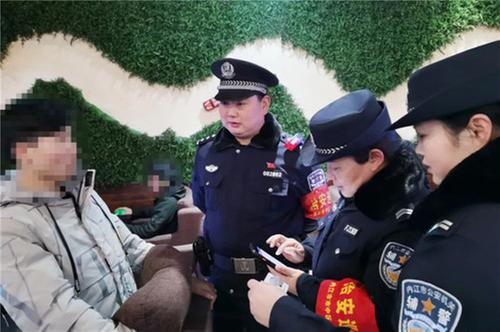 内江市市市中区：街头亮起“红袖标” 点亮平安风景线