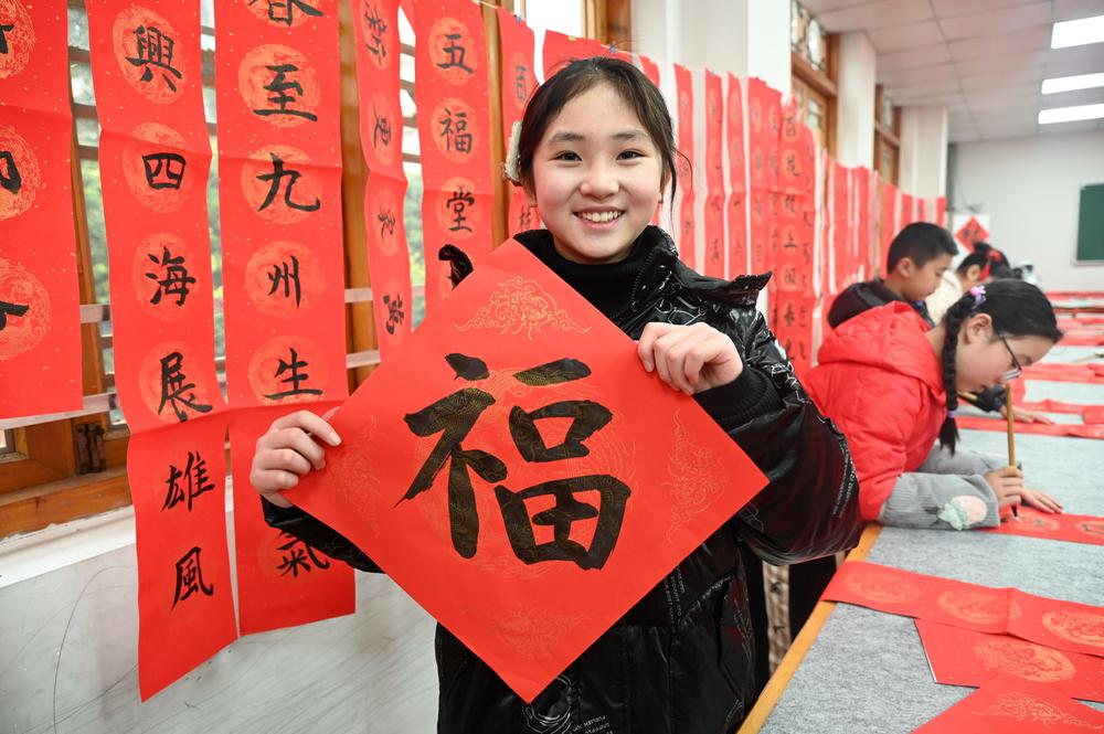 东兴区：小手写春联  墨香送祝福