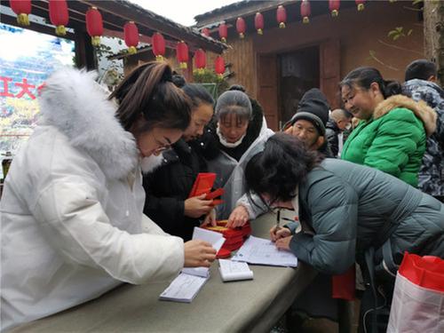 丹棱县幸福村：派发集体红包  共享发展红利