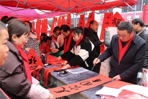 通江县铁佛小学师生写春联送祝福