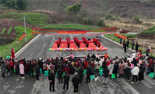 东兴区：“草根文艺”迎新春