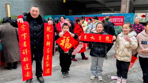 成都东部新区石板凳街道桐子坳社区开展“喜迎新春送对联，笔墨浓重邻里情”文化活动