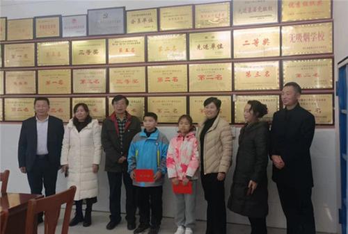 南江县开展“老少牵手·与爱同行”暖冬行动