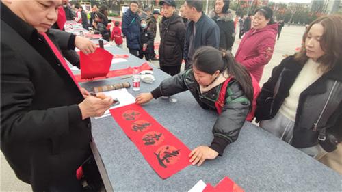 邻水县：手写春联送祝福 禁毒宣传暖人心