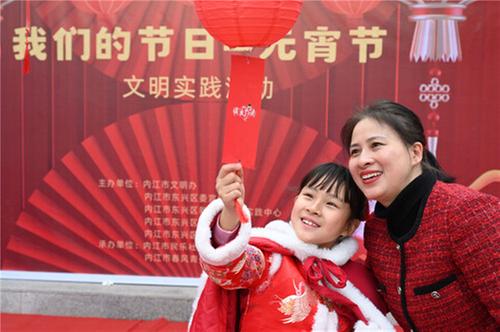 东兴区：猜灯谜 庆元宵