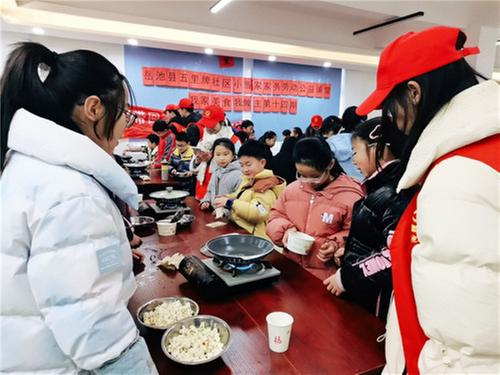 岳池县九龙街道五里牌社区开展“我家美食我做主”手工制作爆米花活动