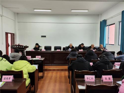 巴州区鼎山小学召开开学第一会 