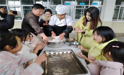 南江县八庙镇初级中学:师生携手 欢闹元宵