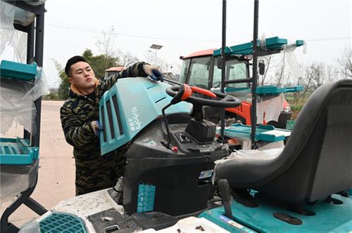 东兴区：检修农机备春耕